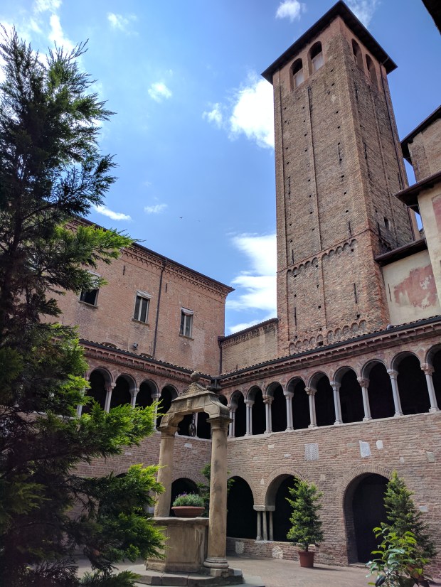 Chiostro Basilica Santo Stefano Boogna