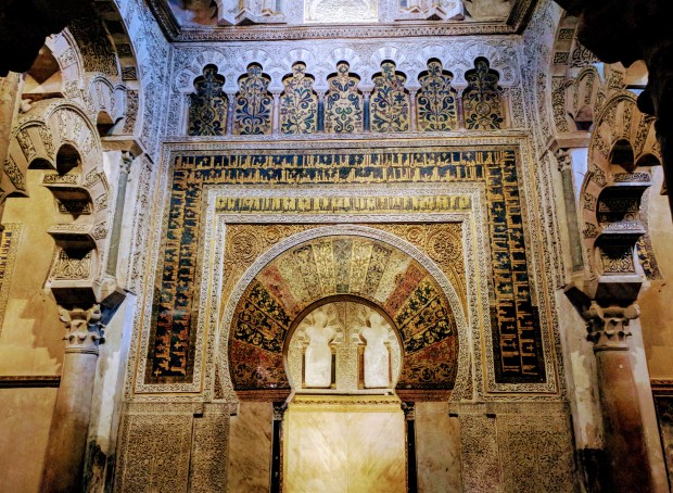 Una porta interna alla Mezquita, rivolta verso La Mecca