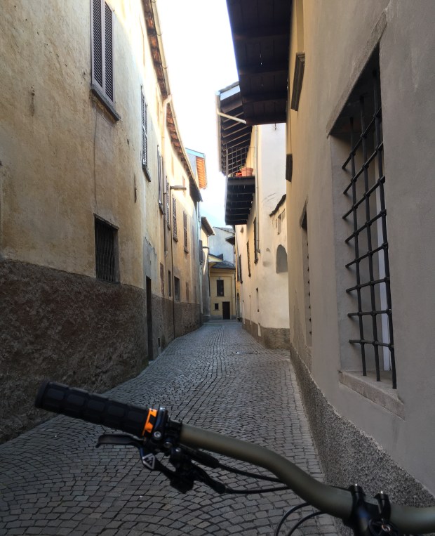 Un vicolo di Morbegno dalla bicicletta