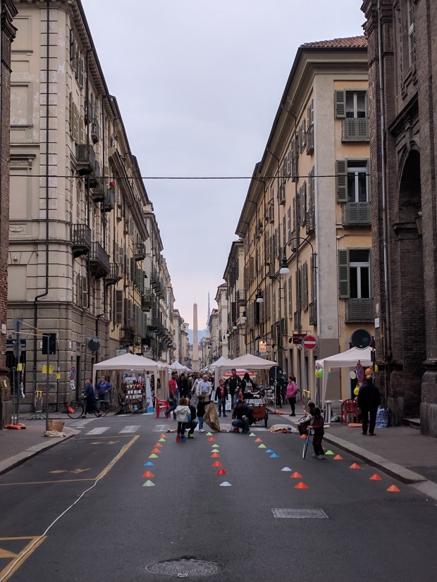 Una via del centro di Torino con sfondo la mole Antoneliana