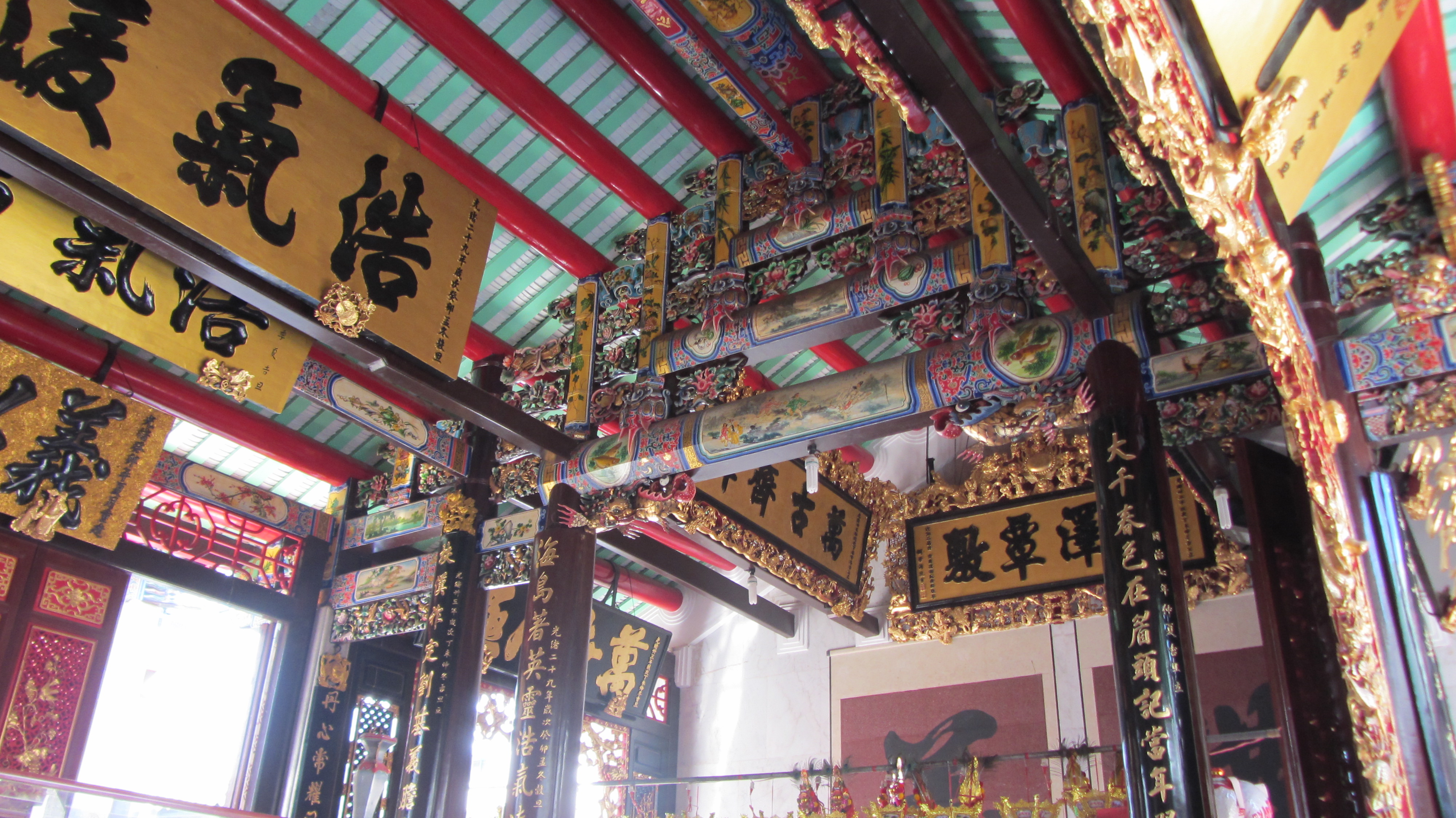 Interno tempio vietnamita dentro