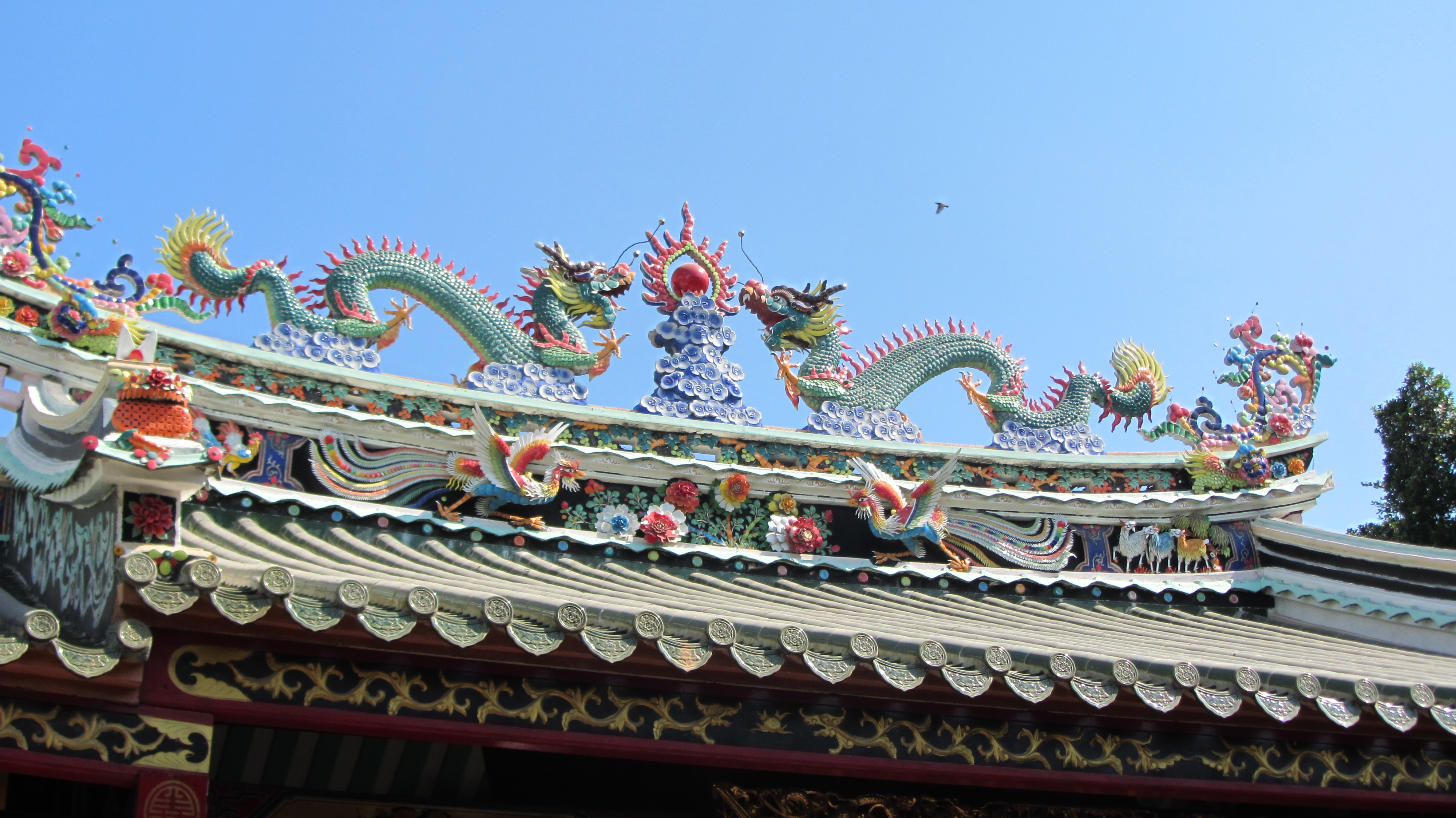 tempio vietnamita tetto draghi