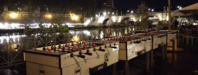Roma di notte con biliardino in riva al Tevere