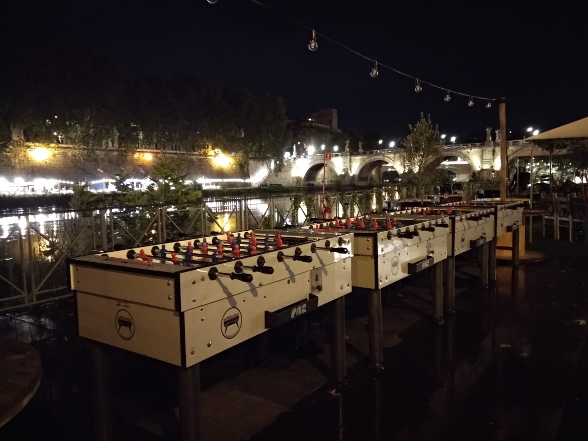 Roma di notte con biliardino in riva al Tevere