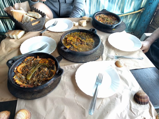 Tajine di pesce in riva al mare