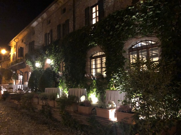 Foto esterna dell'Antica Locanda del Falco di sera in autunno