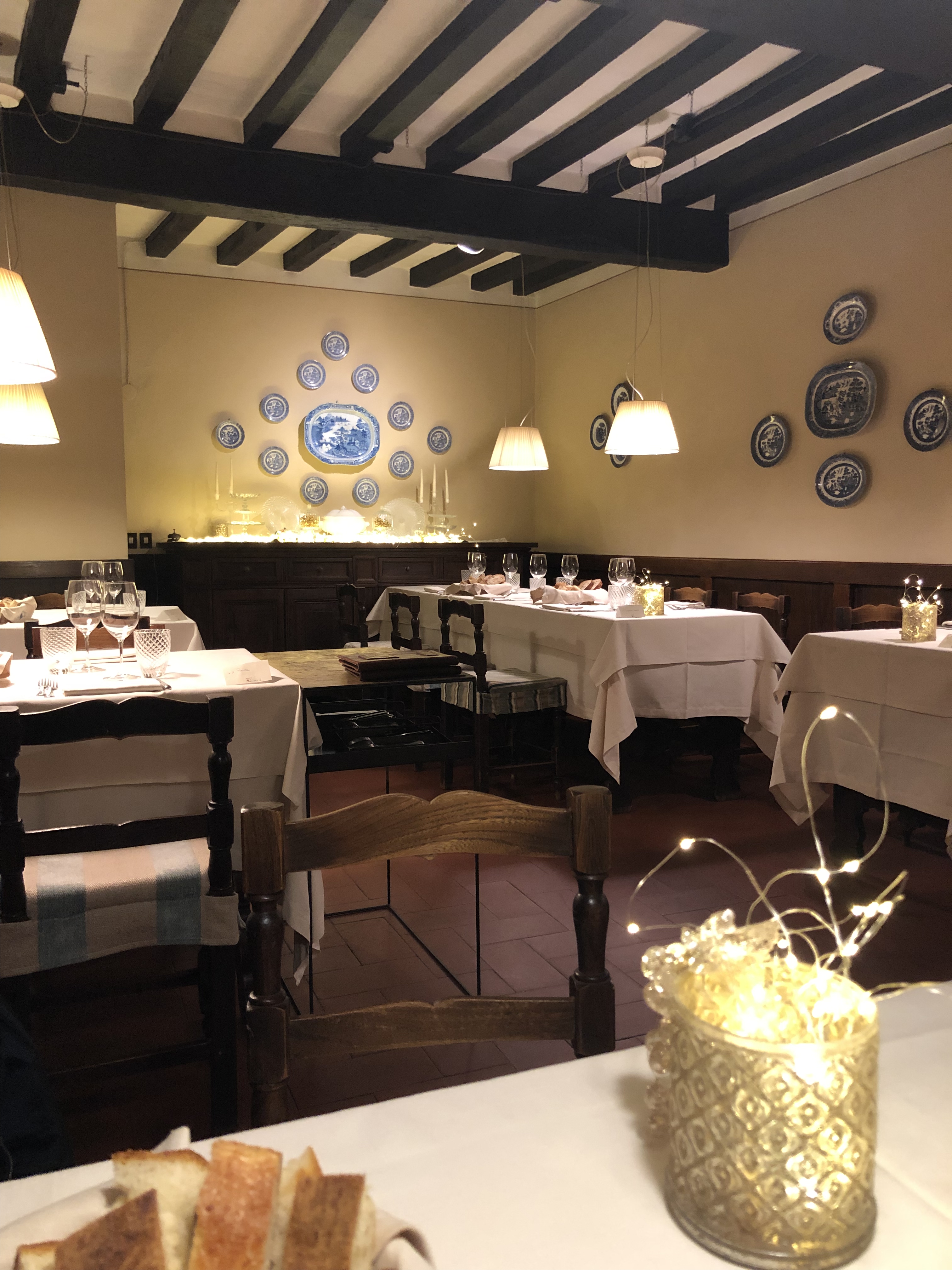 tavoli interni alla sala nella locanda del falco