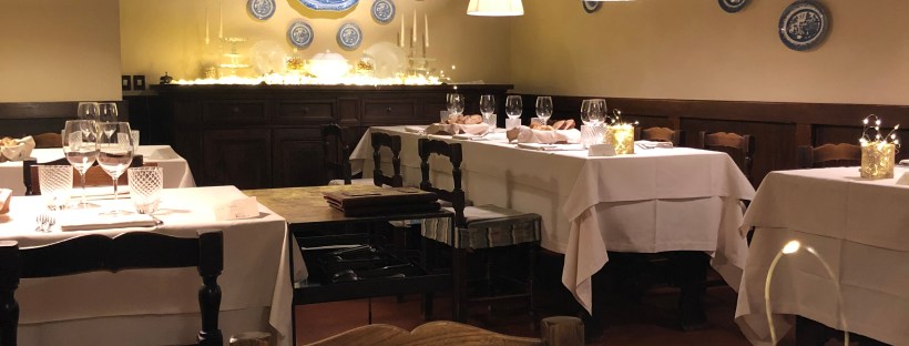 tavoli interni alla sala nella locanda del falco